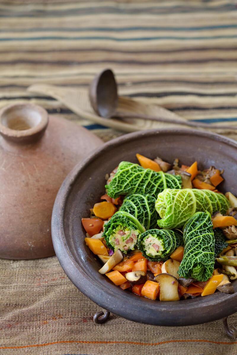 Tajine mit Capuns oder Krautwickel auf Gemüse mit Pilzen