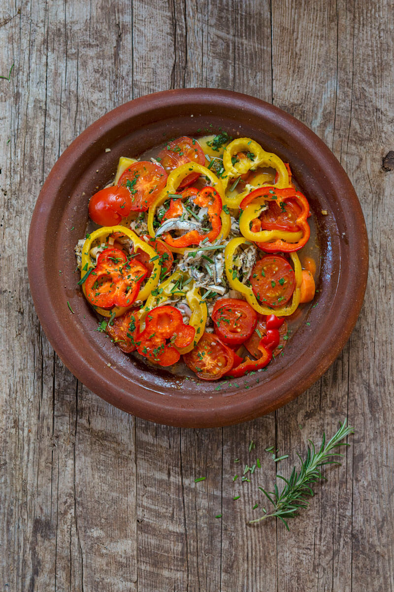 Tajine mit Sardinen auf Gemüse